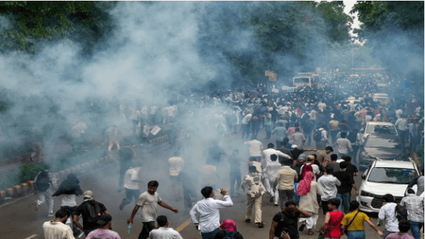 ఢిల్లీలో తీవ్ర ఉద్రిక్తత: 'సంసద్ చలో' నిరసనలో హింస.. 118 మంది పోలీసులకు గాయాలు, 70 మంది అదుపులోకి!