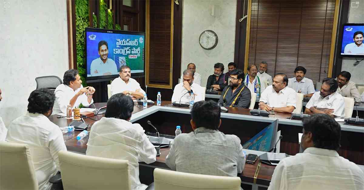 ప్రభుత్వానికి నాణేనికి రెండోవైపు చూపిద్దాం: వైఎస్ఆర్సీపీ ఎమ్మెల్సీలు, ఎమ్మెల్యేలకు వైఎస్ జగన్ పిలుపు!